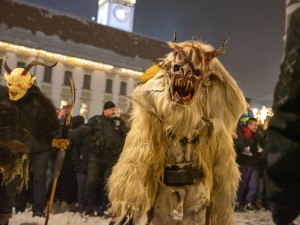 Přehlídka krampusáků zaplnila olomoucká náměstí na maximum