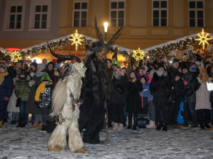 Přehlídka krampusáků zaplnila olomoucká náměstí na maximum