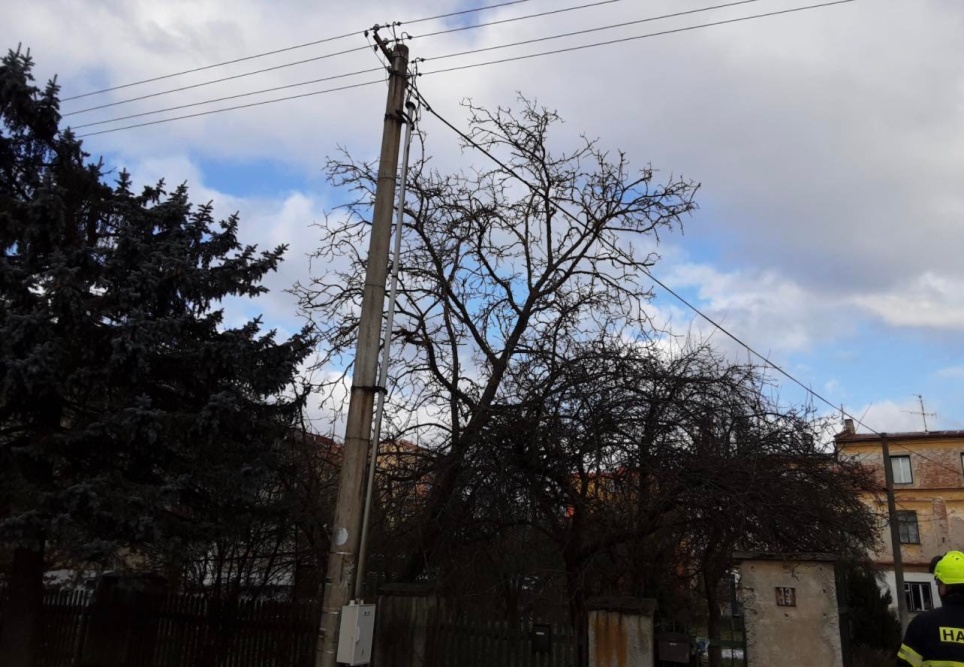 FOTOGALERIE: Hasiče zaměstnaly desítky komplikací způsobených silným větrem