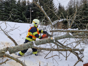 FOTOGALERIE: Silný vítr zaměstnal hasiče v kraji, od noci jsou v plném zápřahu