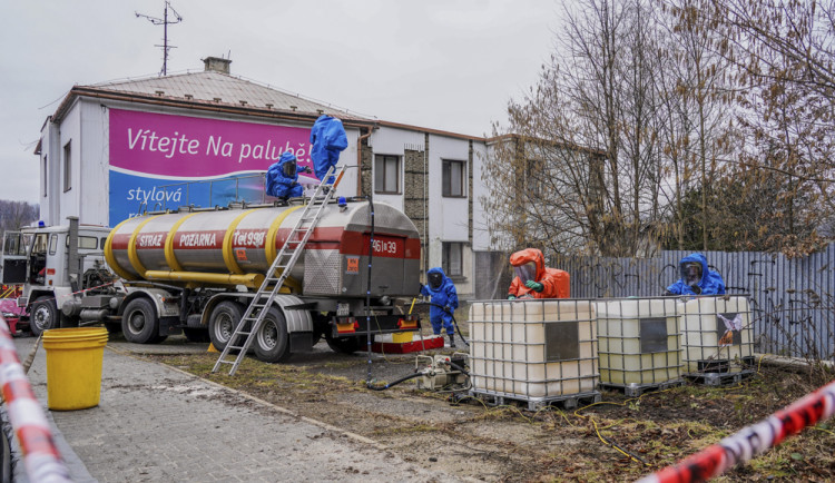 FOTOGALERIE: Rozsáhlé taktické cvičení prověřila schopnosti záchranných složek u havárie cisterny