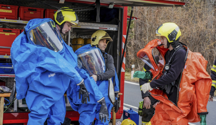 FOTOGALERIE: Rozsáhlé taktické cvičení prověřila schopnosti záchranných složek u havárie cisterny