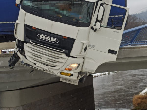 FOTOGALERIE: Na Jesenicku havaroval kamion, málem spadl z mostu