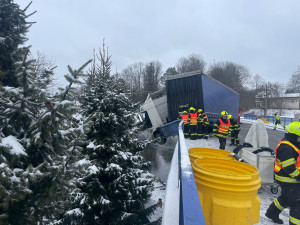 FOTOGALERIE: Na Jesenicku havaroval kamion, málem spadl z mostu