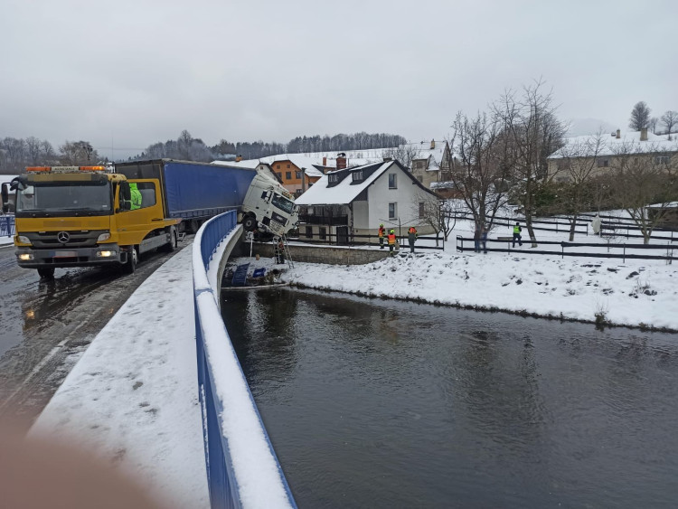 FOTOGALERIE: Na Jesenicku havaroval kamion, málem spadl z mostu