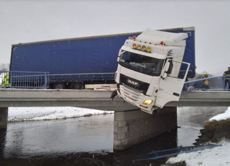 FOTOGALERIE: Na Jesenicku havaroval kamion, málem spadl z mostu