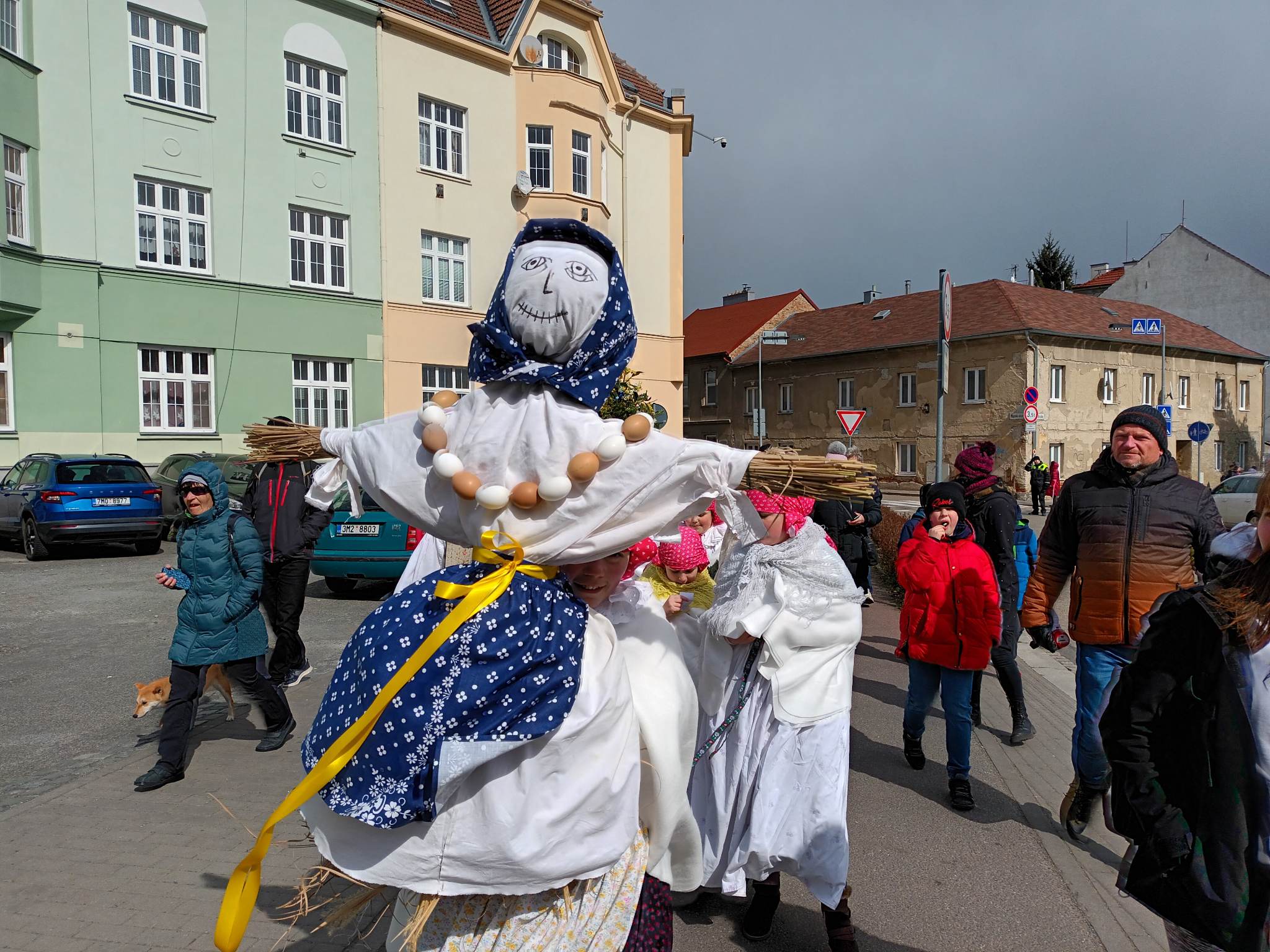 FOTOGALERIE: Zapálenou Smrtku děti hodily do potoka