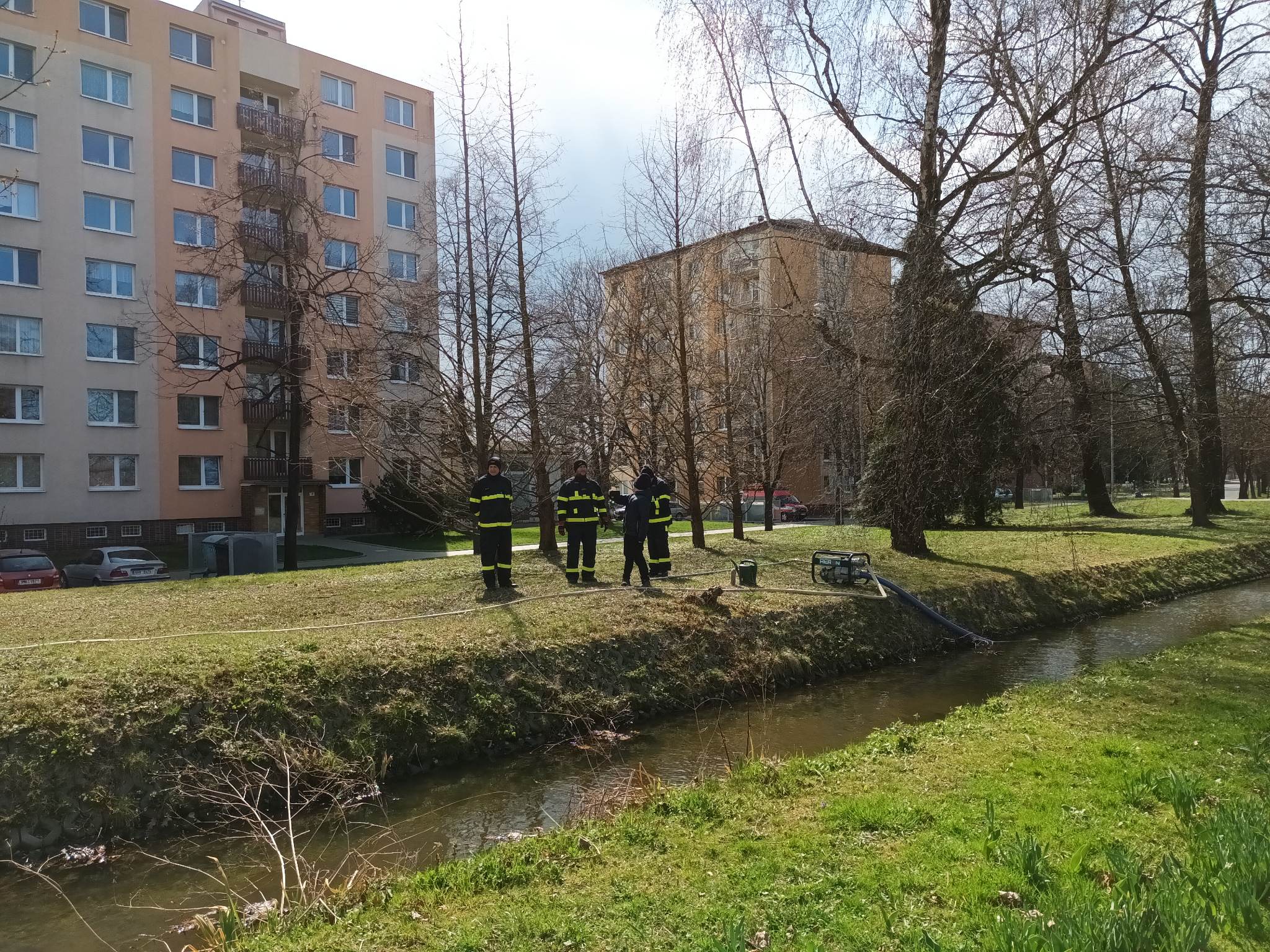 FOTOGALERIE: Zapálenou Smrtku děti hodily do potoka