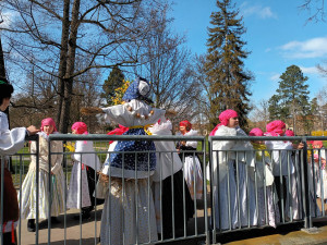 FOTOGALERIE: Zapálenou Smrtku děti hodily do potoka