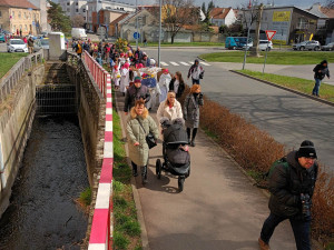 FOTOGALERIE: Zapálenou Smrtku děti hodily do potoka