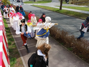 FOTOGALERIE: Zapálenou Smrtku děti hodily do potoka