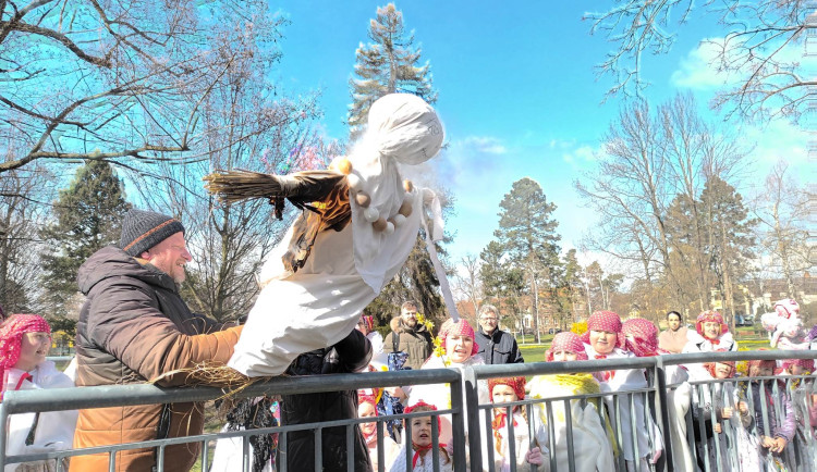 FOTOGALERIE: Zapálenou Smrtku děti hodily do potoka
