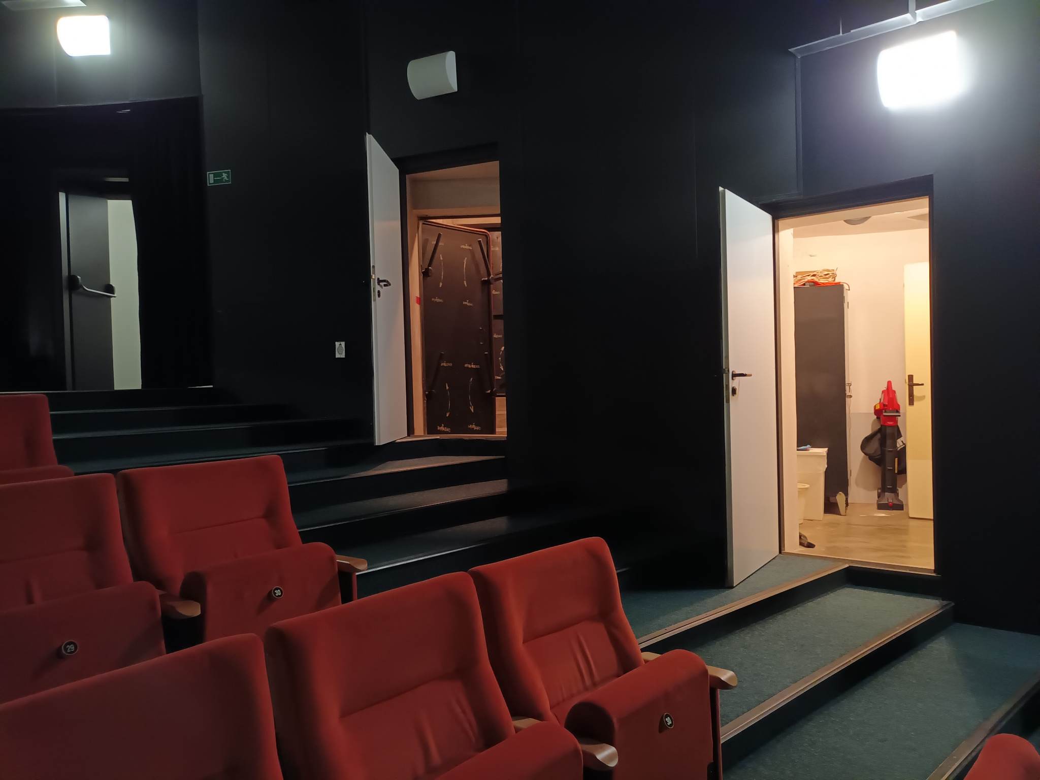 FOTOGALERIE: Dekontaminační komory, filtrace vzduchu, sociální zázemí