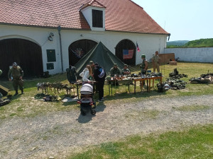 FOTOGALERIE: Zámek obsadily děti a kluby vojenské historie