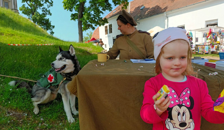 FOTOGALERIE: Zámek obsadily děti a kluby vojenské historie