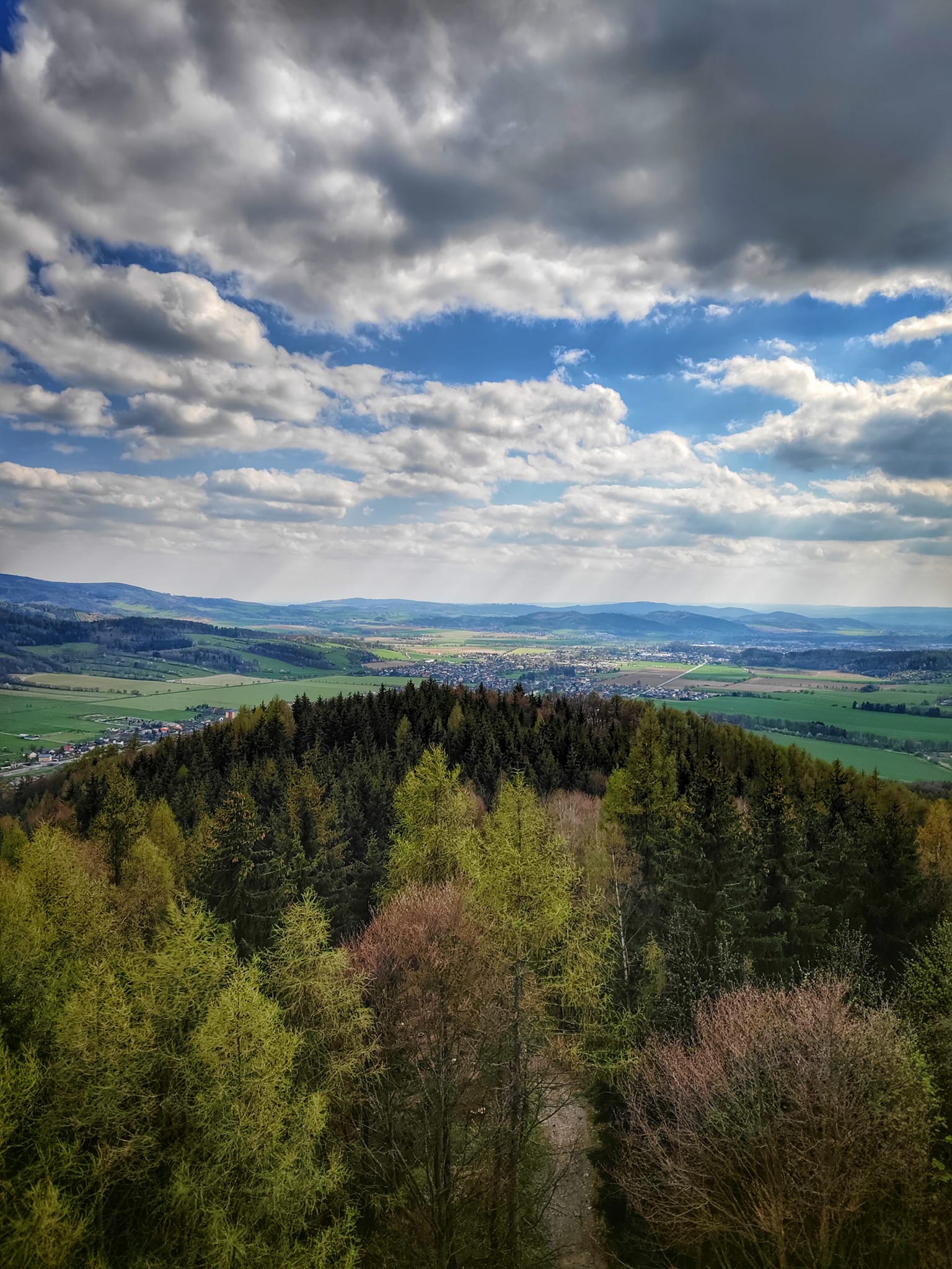 FOTOGALERIE: Bukovka stojí v malebné přírodě