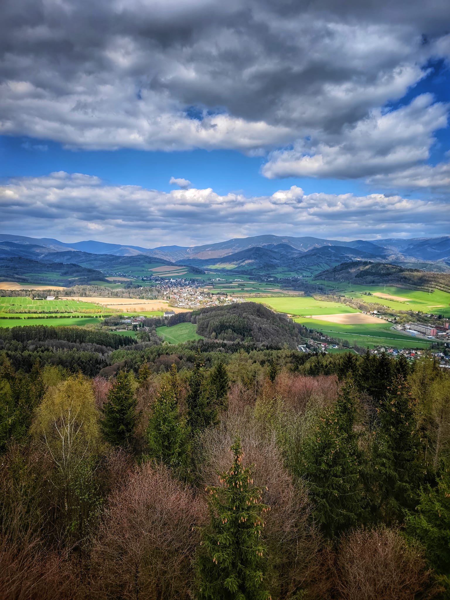 FOTOGALERIE: Bukovka stojí v malebné přírodě