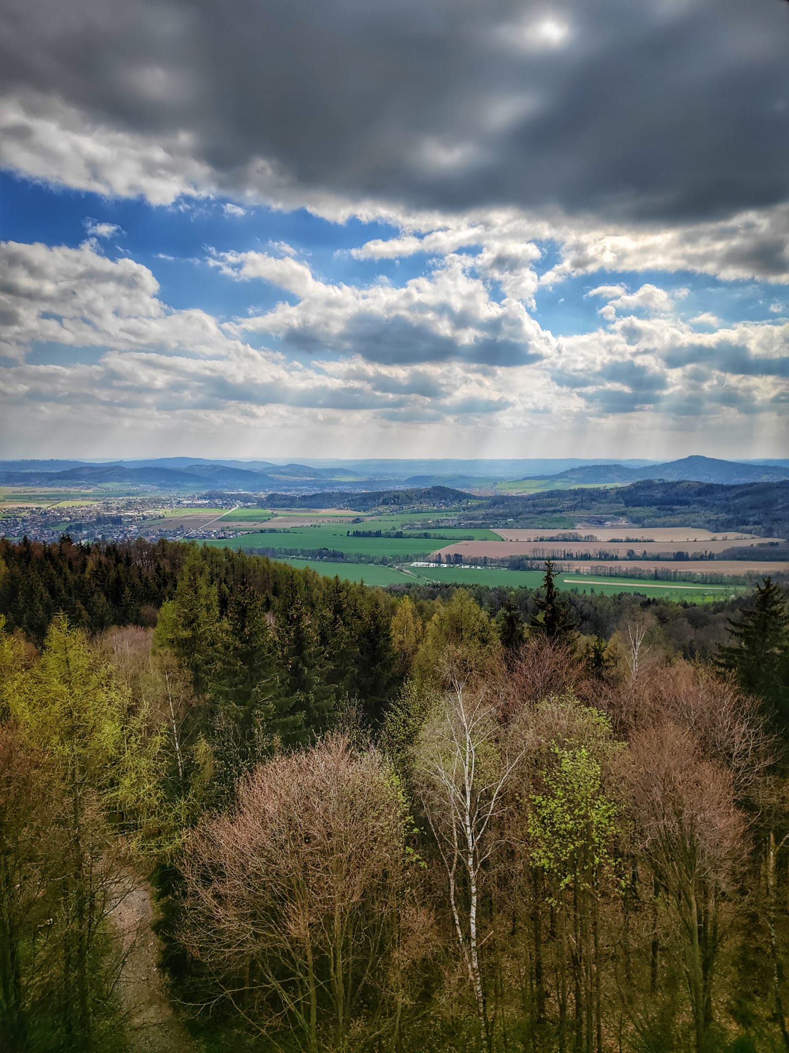 FOTOGALERIE: Bukovka stojí v malebné přírodě