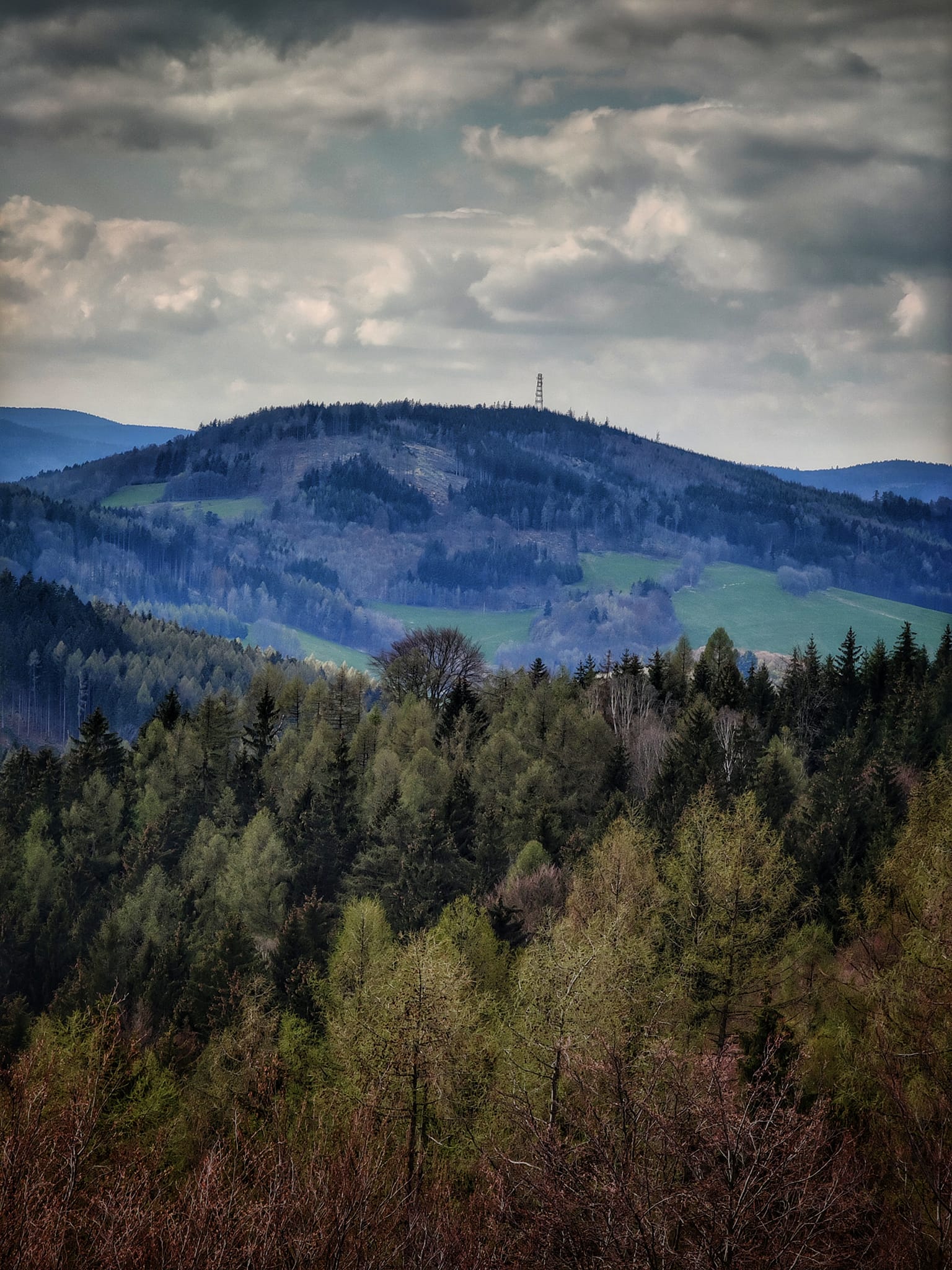 FOTOGALERIE: Bukovka stojí v malebné přírodě