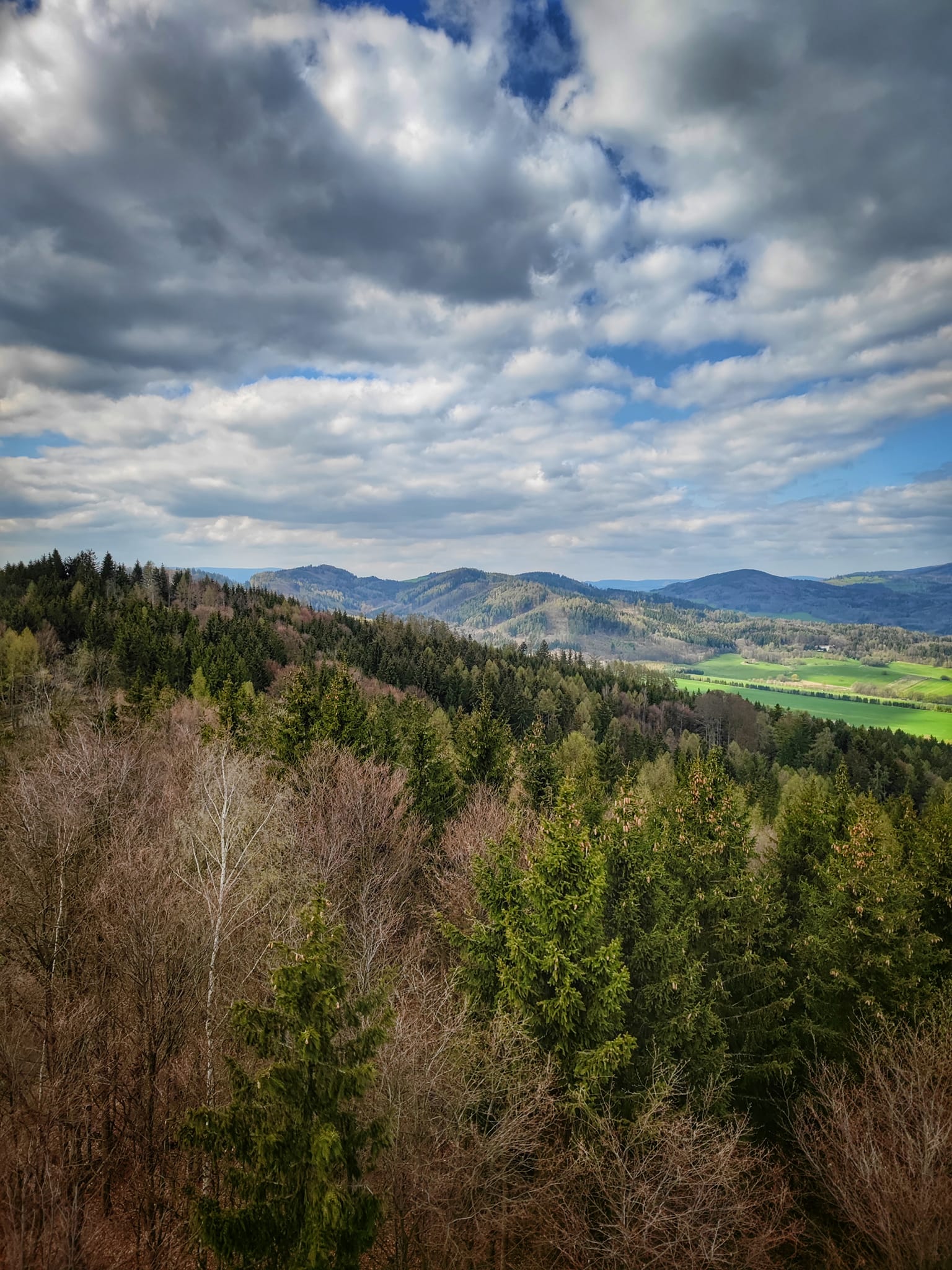 FOTOGALERIE: Bukovka stojí v malebné přírodě