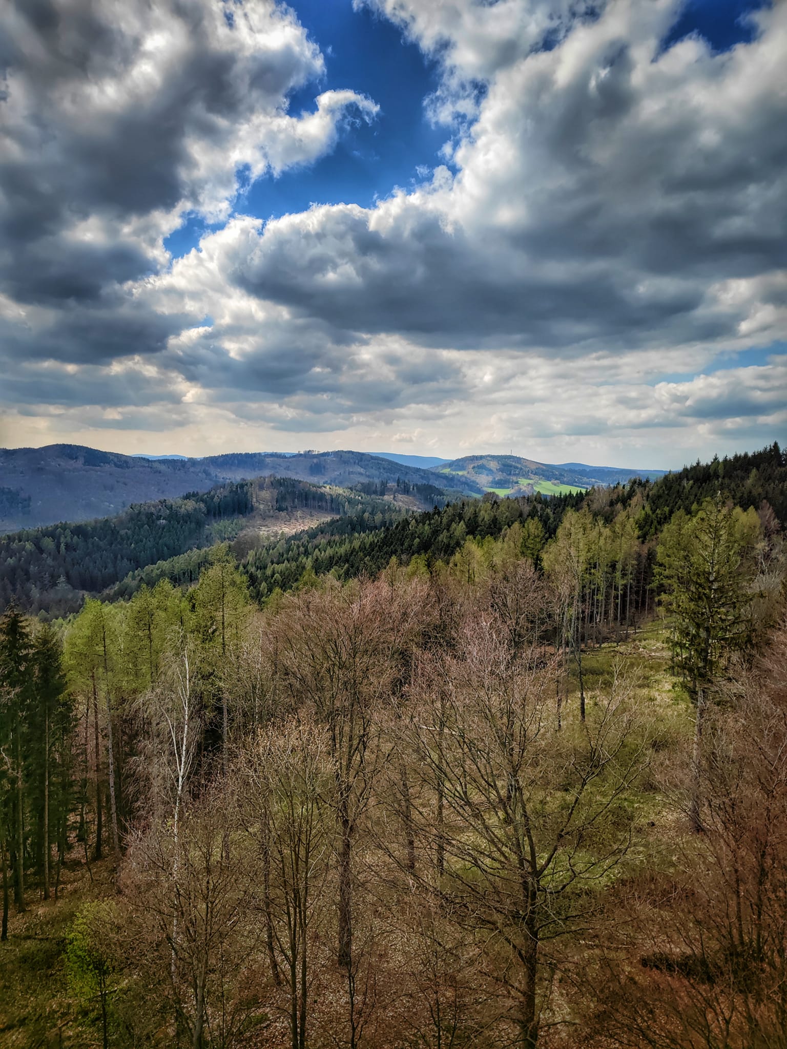 FOTOGALERIE: Bukovka stojí v malebné přírodě