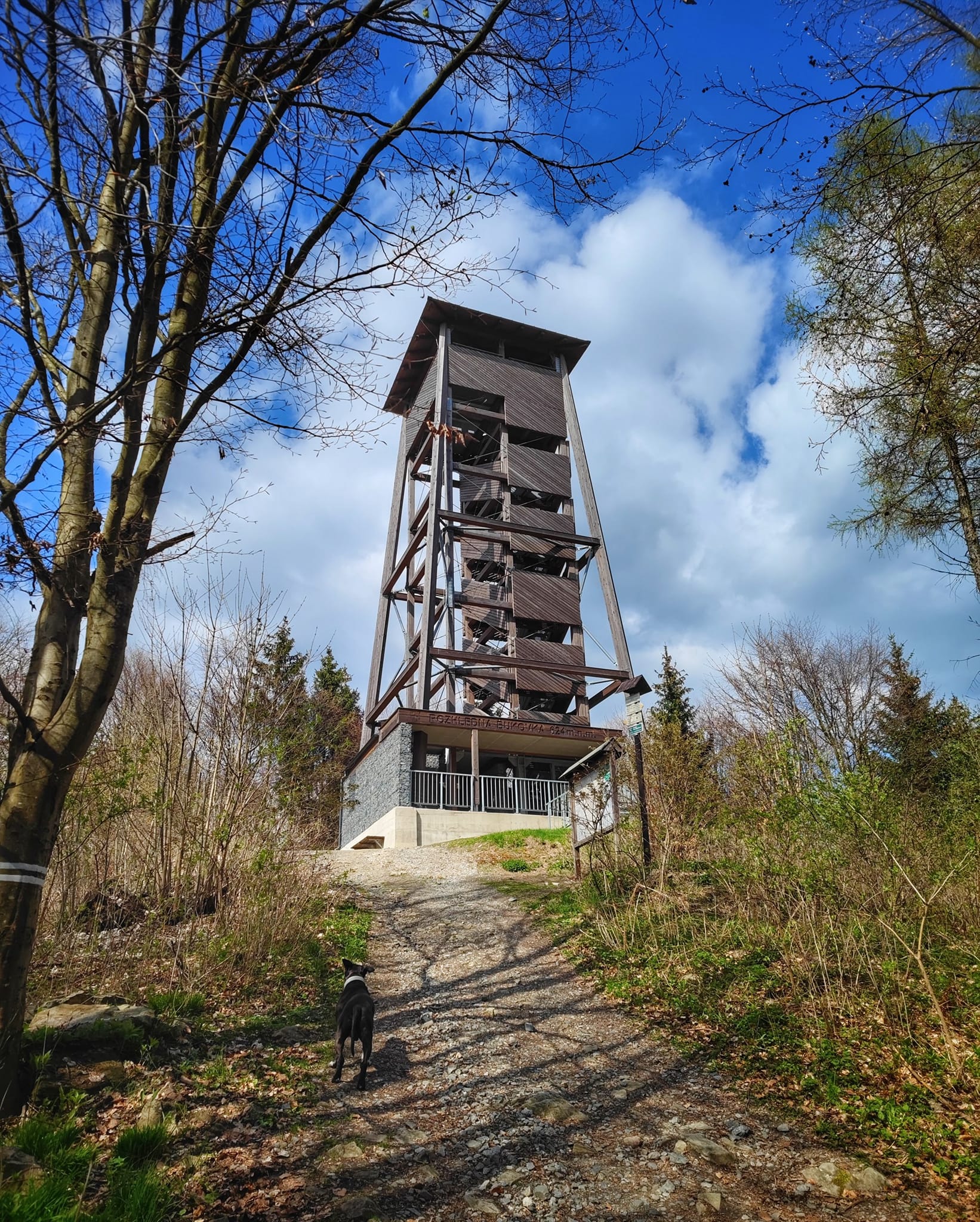 FOTOGALERIE: Bukovka stojí v malebné přírodě