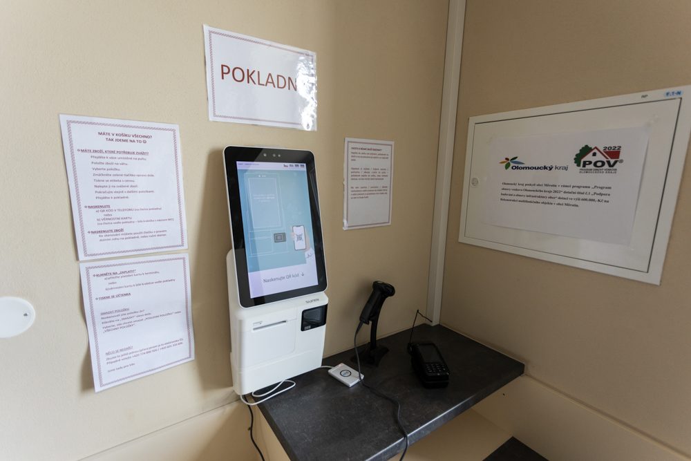 FOTOGALERIE: Lidé na Litovelsku mohou využívat první bezobslužnou prodejnu v kraji