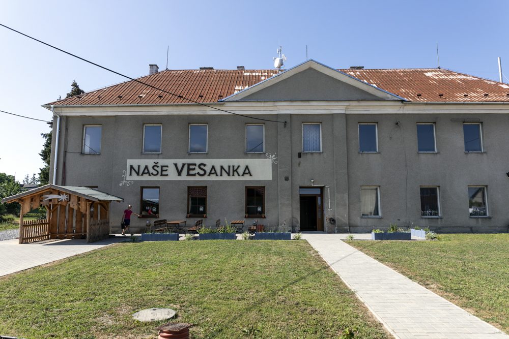 FOTOGALERIE: Lidé na Litovelsku mohou využívat první bezobslužnou prodejnu v kraji