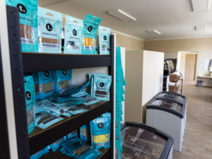 FOTOGALERIE: Lidé na Litovelsku mohou využívat první bezobslužnou prodejnu v kraji