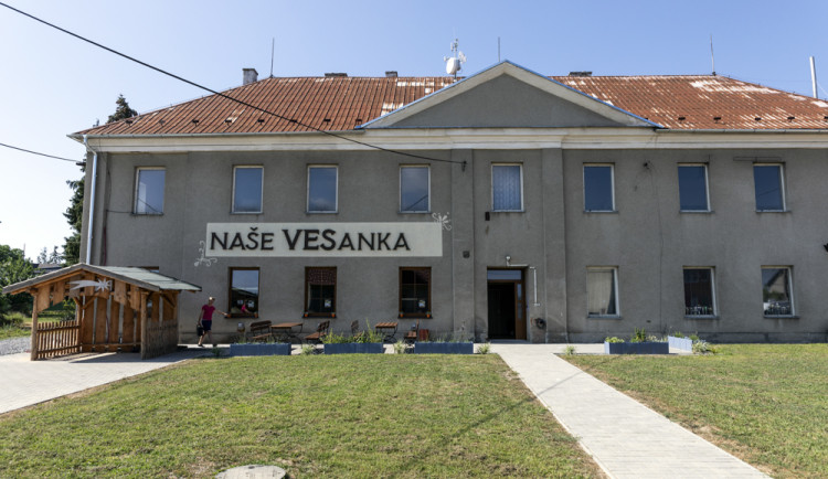 FOTOGALERIE: Lidé na Litovelsku mohou využívat první bezobslužnou prodejnu v kraji