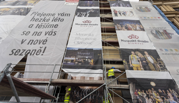 FOTOGALERIE: Historická budova Moravského divadla Olomouc prochází obnovou fasády