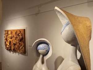 FOTOGALERIE: Výstava dřevěných plastik Miroslava Srostlíka je ve Špalíčku