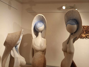 FOTOGALERIE: Výstava dřevěných plastik Miroslava Srostlíka je ve Špalíčku