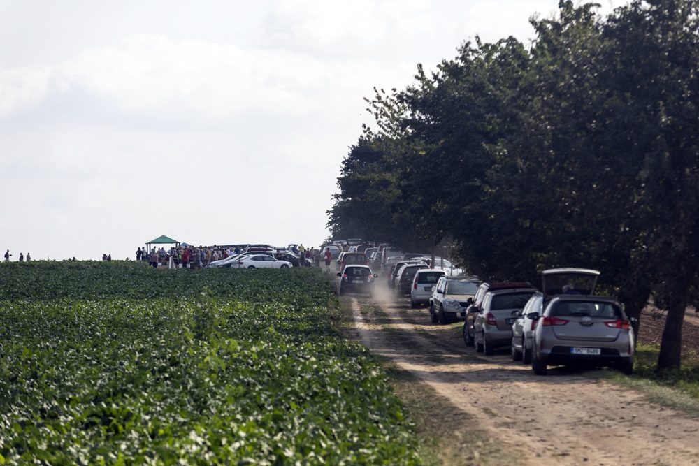 FOTOGALERIE: Samosběr ve Vojnicích lákal davy. Dopravu musela řídit policie