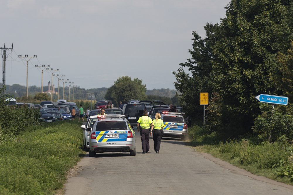 FOTOGALERIE: Samosběr ve Vojnicích lákal davy. Dopravu musela řídit policie