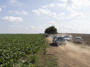 FOTOGALERIE: Samosběr ve Vojnicích lákal davy. Dopravu musela řídit policie