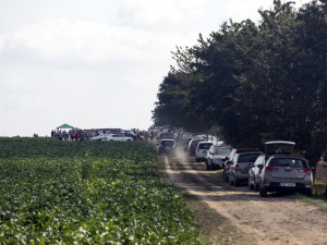 FOTOGALERIE: Samosběr ve Vojnicích lákal davy. Dopravu musela řídit policie