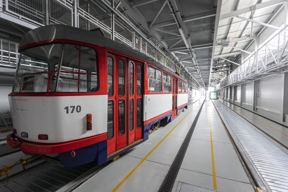 FOTOGALERIE: Stometrová hala pro tramvaje v Olomouci chrání vozy před počasím i vandaly