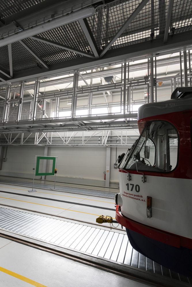 FOTOGALERIE: Stometrová hala pro tramvaje v Olomouci chrání vozy před počasím i vandaly