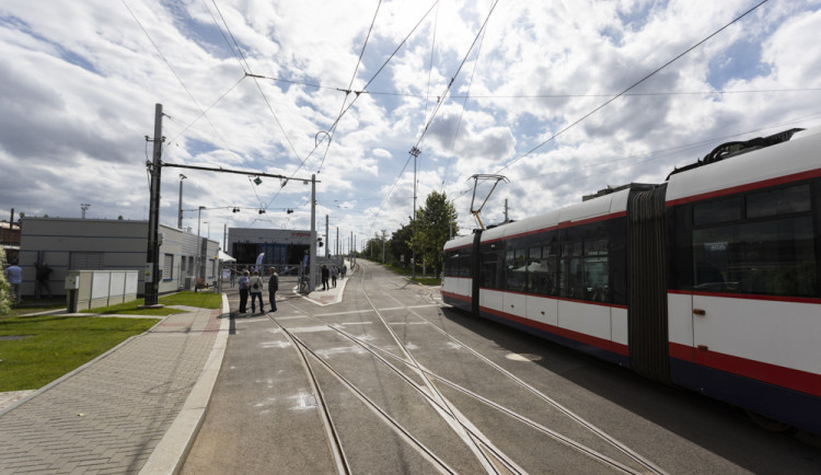 FOTOGALERIE: Stometrová hala pro tramvaje v Olomouci chrání vozy před počasím i vandaly
