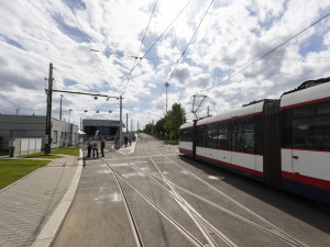 FOTOGALERIE: Stometrová hala pro tramvaje v Olomouci chrání vozy před počasím i vandaly