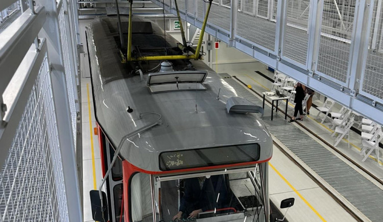 FOTOGALERIE: Stometrová hala pro tramvaje v Olomouci chrání vozy před počasím i vandaly