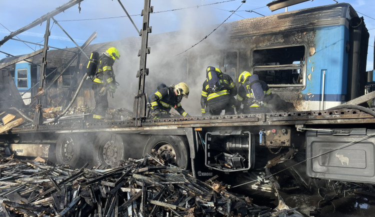 FOTOGALERIE: Srážka kamionu a osobního vlaku v Olomouci