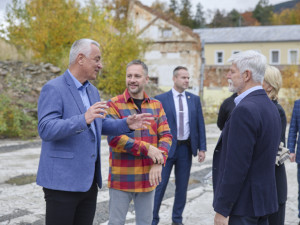 FOTOGALERIE: Prezident Pavel navštívil textilní podnik v Jeseníku i školu ve Vápenné