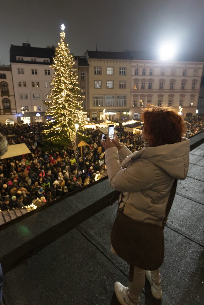 FOTOGALERIE: Vánoční trhy v Olomouci začaly, rušno bylo na náměstích i u kluziště
