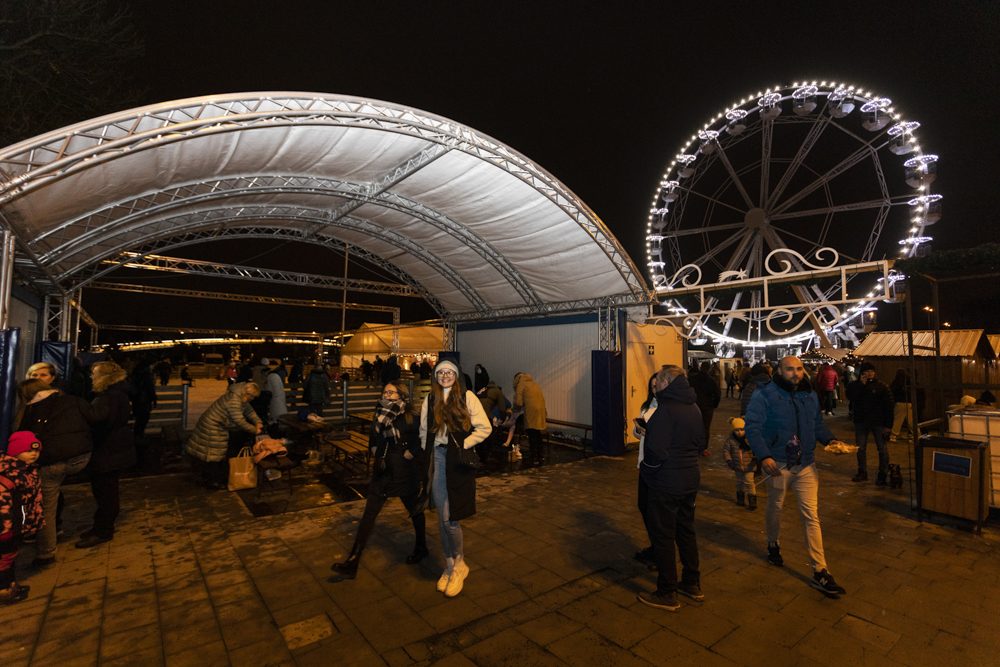 FOTOGALERIE: Vánoční trhy v Olomouci začaly, rušno bylo na náměstích i u kluziště