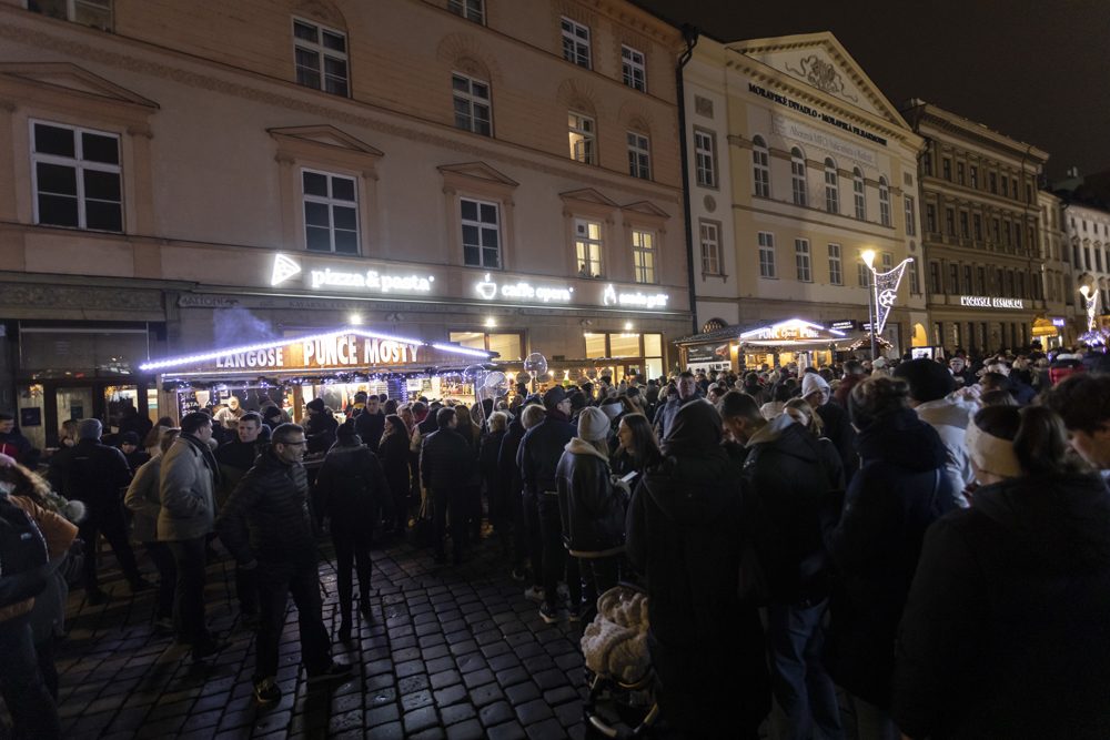 FOTOGALERIE: Vánoční trhy v Olomouci začaly, rušno bylo na náměstích i u kluziště