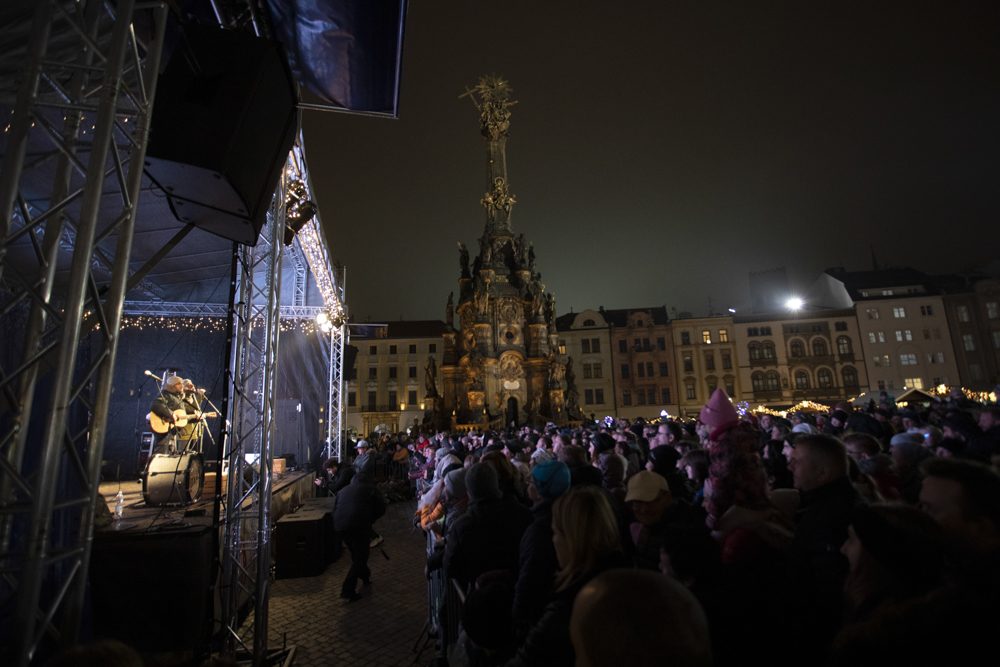 FOTOGALERIE: Vánoční trhy v Olomouci začaly, rušno bylo na náměstích i u kluziště