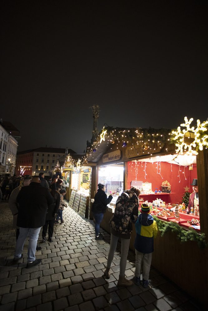 FOTOGALERIE: Vánoční trhy v Olomouci začaly, rušno bylo na náměstích i u kluziště