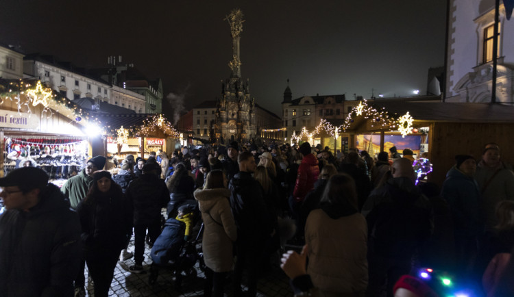 FOTOGALERIE: Vánoční trhy v Olomouci začaly, rušno bylo na náměstích i u kluziště